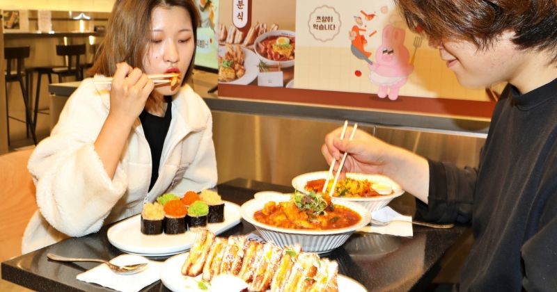 롯데백화점 동탄점을 찾은 고객들이 '정원분식'에서 식사하고 있다 / 뉴스 1