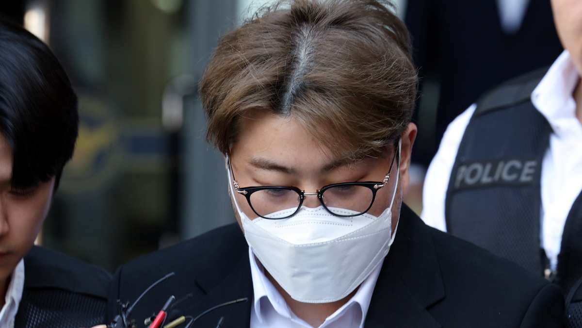 '음주 뺑소니' 혐의를 받는 트로트 가수 김호중 씨가 2024년 서울 강남경찰서에서 나와 검찰로 구속 송치되고 있다.  / 뉴스1