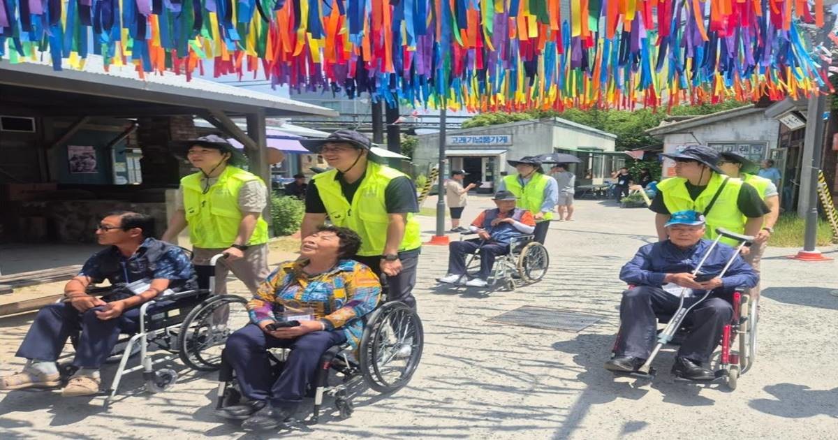 경남에너지 임직원 자원봉사자들이 함께 참여해 휠체어 이동을 지원하고 문화체험 프로그램 진행을 도왔다. / 사진제공=경남에너지