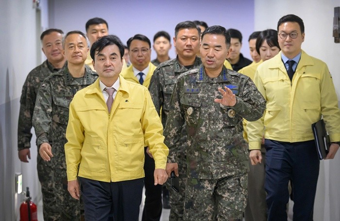 안규백 국방부 장관(왼쪽)이 18일 자유의 방패(FS) 연습 현장을 점검하기 위해 진영승 합참의장과 함께 B-1 문서고를 방문하고 있다. (국방부 제공. 재판매 및 DB 금지) 2026.3.18/뉴스1