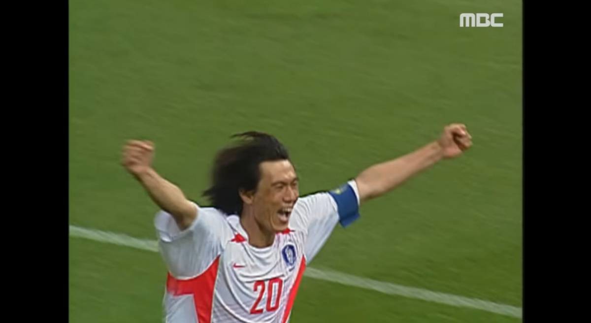 2002년 월드컵 8강 스페인전에서 홍명보가 마지막 PK를 성공시키고 4강 진출을 확정 지으며 환호하는 모습. / 유튜브 '스탐'