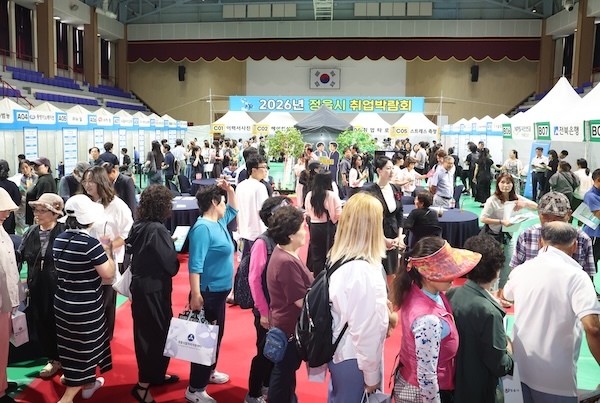 면접부터 증명사진 촬영까지 한 번에…정읍시 취업박람회 구직자 발길