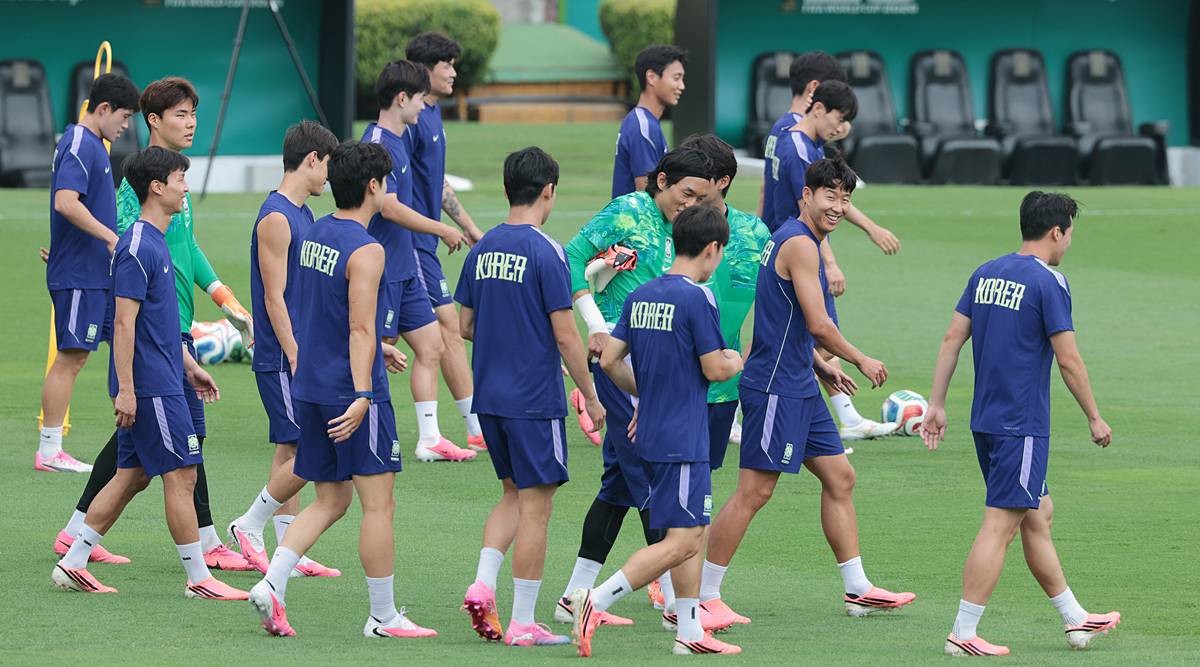 대한민국 축구 국가대표팀 주장 손흥민을 비롯한 선수들이 23일(현지시간) 멕시코 몬테레이 유니버시티 스타디움에서 남아공과 조별리그 최종전을 앞두고 훈련을 하고 있다 / 뉴스1