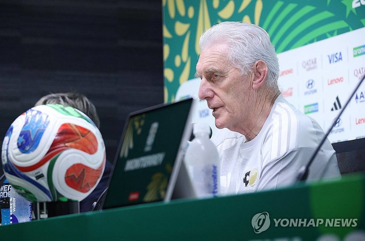 2026 북중미 월드컵 조별리그 A조 한국과의 3차전을 앞둔 남아프리카공화국 휴고 브로스 감독이 23일(현지시간) 오전 멕시코 몬테레이 에스타디오 BBVA에서 공식 기자회견을 하고 있다 / 연합뉴스