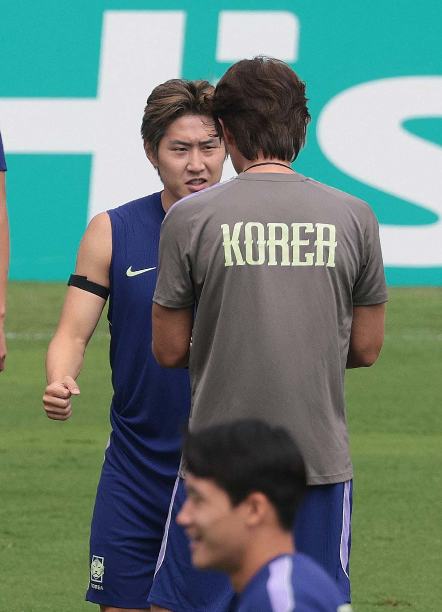 대한민국 축구 국가대표팀 홍명보 감독이 23일(현지시각) 멕시코 몬테레이 유니버시티 스타디움에서 남아공과 조별리그 최종전을 앞두고 훈련중인 이강인과 대화를 나누고 있다. / 뉴스1