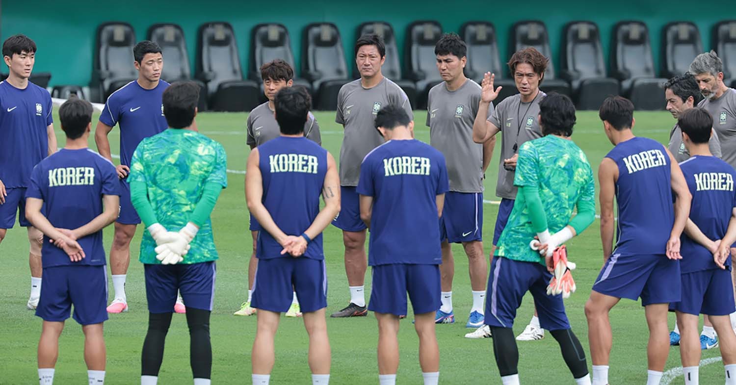 대한민국 축구 국가대표팀 홍명보 감독이 23일(현지시각) 멕시코 몬테레이 유니버시티 스타디움에서 남아공과 조별리그 최종전을 앞두고 훈련에 앞서 선수들과 대화를 나누고 있다. / 뉴스1