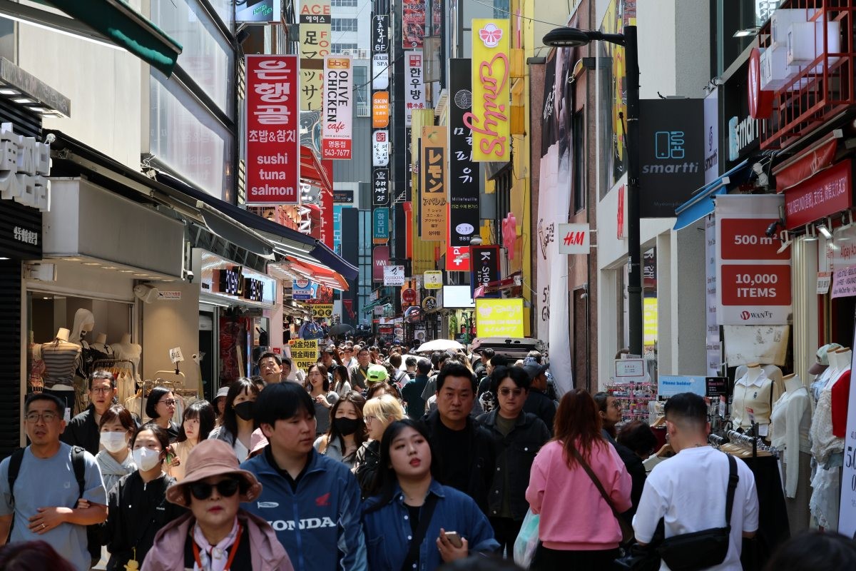 서울 중구 명동을 찾은 외국인 관광객들이 거리를 둘러보고 있다. / 연합뉴스