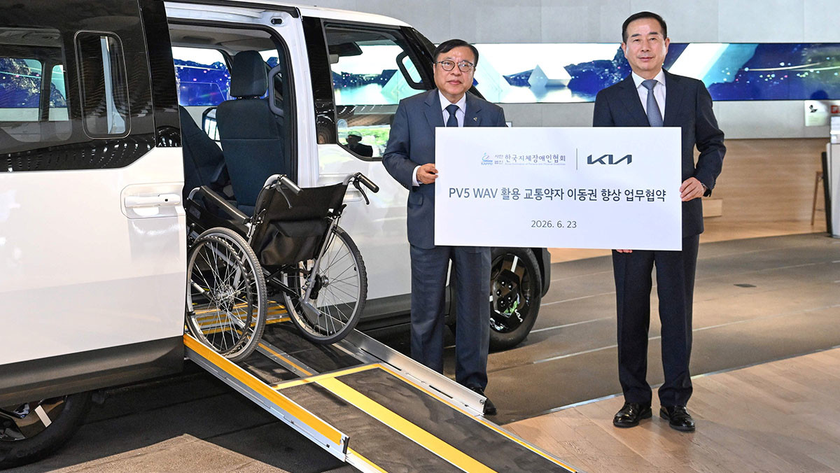 기아와 한국지체장애인협회가 교통약자 이동권 향상 업무협약을 체결했다. 왼쪽부터 황재연 한국지자체장애인협회 중앙회장과 정원정 기아 국내사업본부장(부사장). / 기아