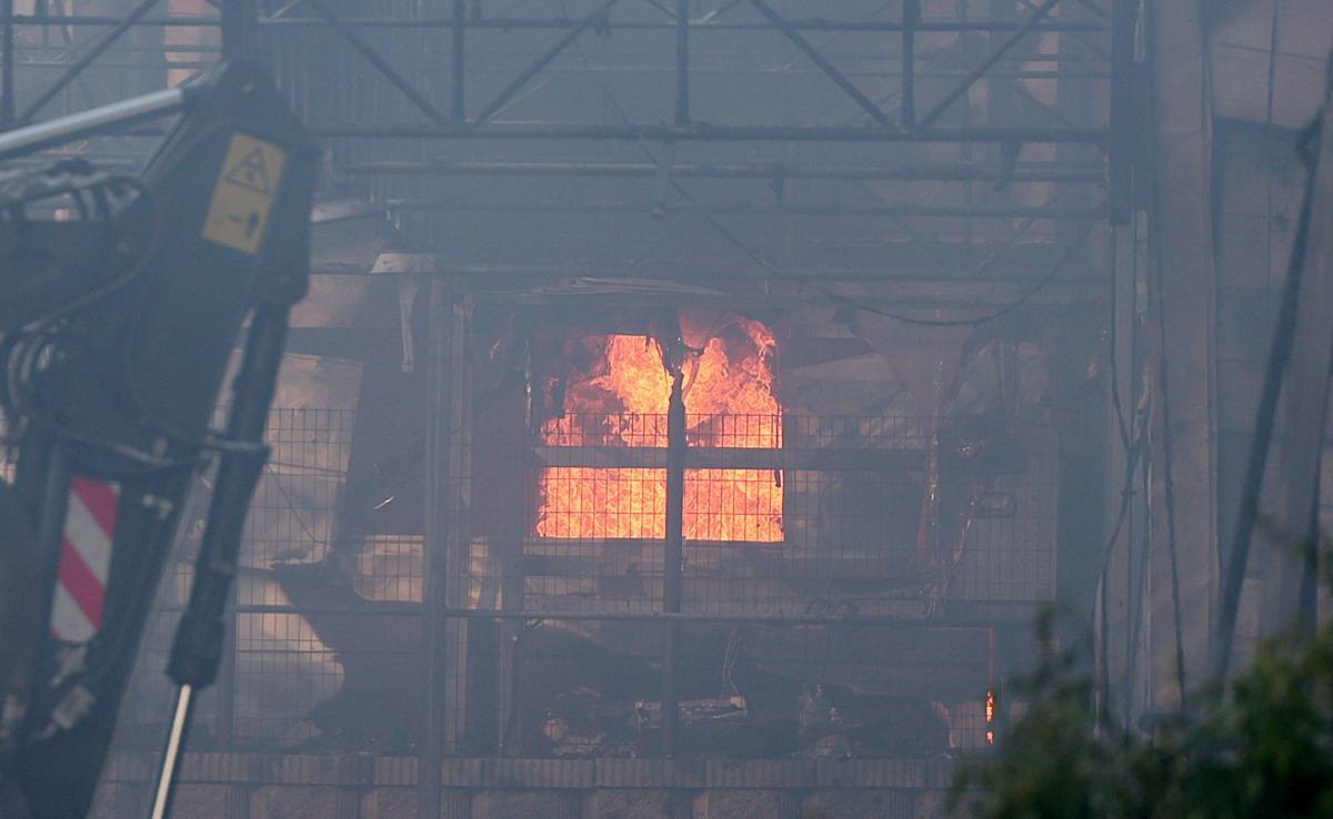 지난 23일 경기 김포시 운양동 한 물류창고에서 화재가 발생해 소방대원들이 화재를 진압하고 있다 / 뉴스1