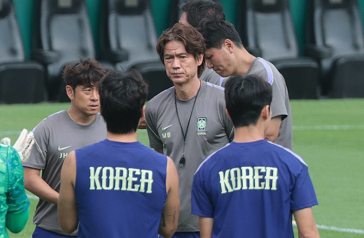 대한민국 축구 국가대표팀 홍명보 감독이 23일(현지시간) 멕시코 몬테레이 유니버시티 스타디움에서 남아공과 조별리그 최종전을 앞두고 훈련에 앞서 선수들과 대화를 나누고 있다 / 뉴스1