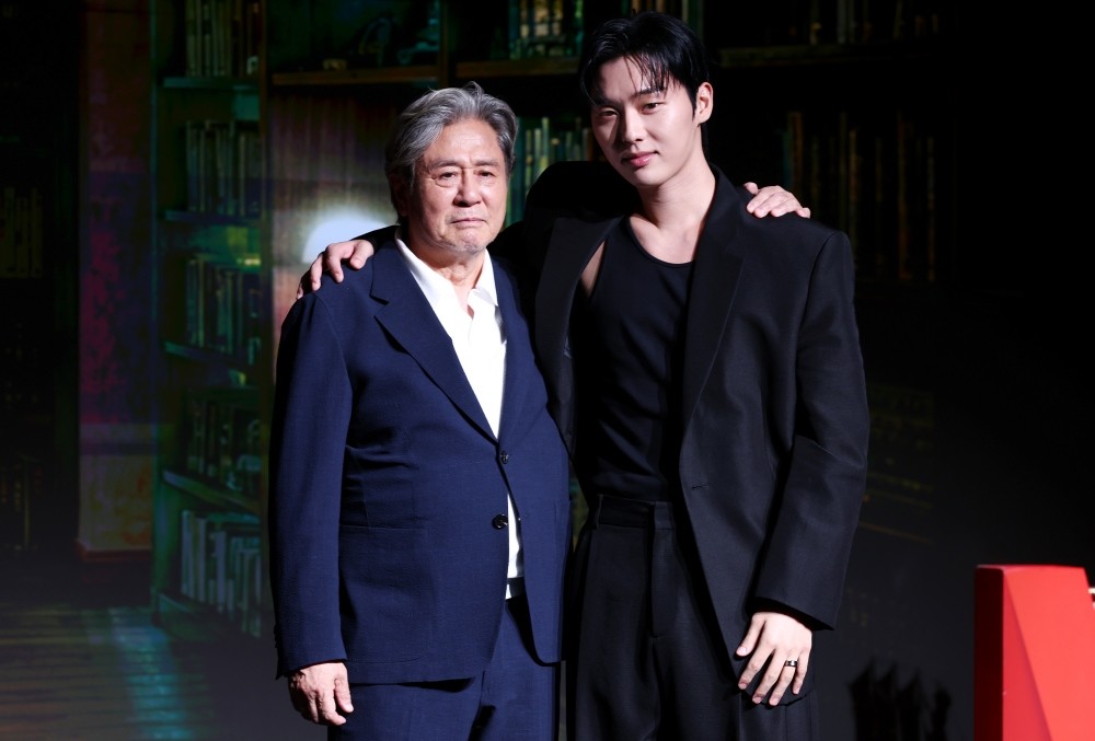 (왼쪽부터) 배우 최민식과 최현욱이 24일 서울 마포구 호텔 나루 서울 엠갤러리에서 열린 넷플릭스 시리즈 '맨 끝줄 소년' 제작발표회에서 포즈를 취하고 있다. / 연합뉴스
