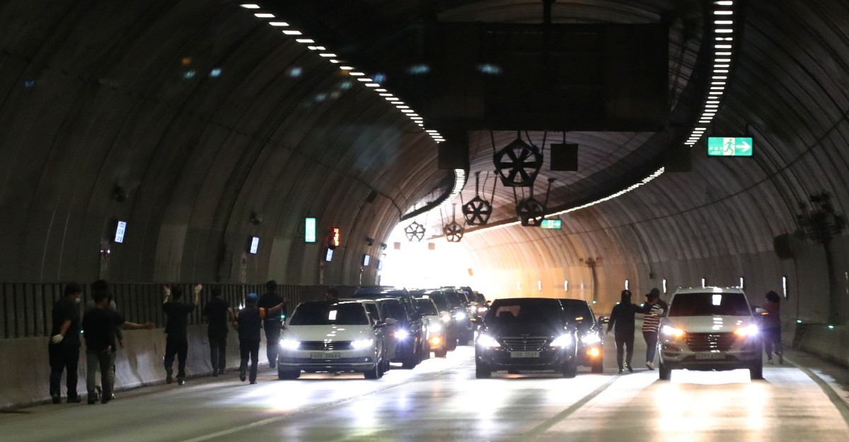 터널 내 다중 추돌사고로 인한 훈련 자료 사진 / 뉴스1