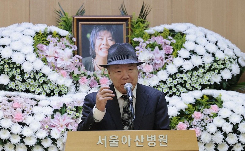 프로권투 챔피언 홍수환이 24일 오전 서울 송파구 서울아산병원 장례식장에서 엄수된 고 (故) 옥희(본명 김광숙)의 영결식에서 고별사를 낭독하며 마지막 인사를 전하고 있다. 옥희는 지난해 신장암 진단을 받은 이후 투병 생활을 이어오다 지난 20일 향년 72세를 일기로 별세했다. 오랜 치료 과정 동안 프로권투 챔피언인 남편 홍수환이 곁을 지키며 간호한 것으로 알려져 안타까움을 더하고 있다. 2026.6.24/뉴스1