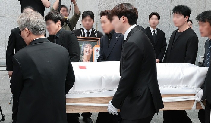 프로권투 챔피언 홍수환이 24일 오전 서울 송파구 서울아산병원 장례식장에서 엄수된 고 (故) 옥희(본명 김광숙)의 영결식에서 고별사를 낭독하며 마지막 인사를 전하고 있다. 옥희는 지난해 신장암 진단을 받은 이후 투병 생활을 이어오다 지난 20일 향년 72세를 일기로 별세했다. 오랜 치료 과정 동안 프로권투 챔피언인 남편 홍수환이 곁을 지키며 간호한 것으로 알려져 안타까움을 더하고 있다. 2026.6.24/뉴스1