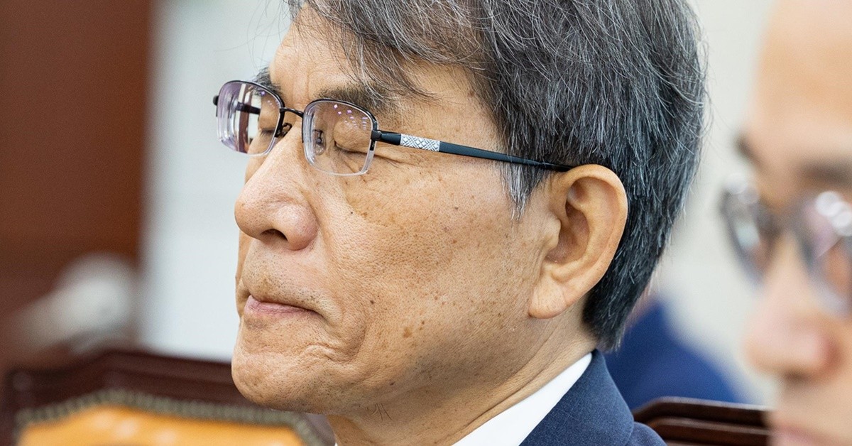 눈 감은 노태악 전 중앙선관위원장 / 뉴스1