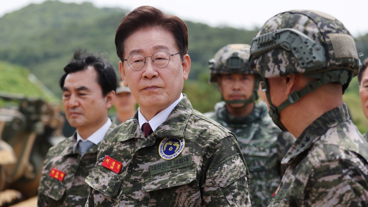 연평부대 찾은 이 대통령 “징집병 최소화하고 선택적 모병제로”