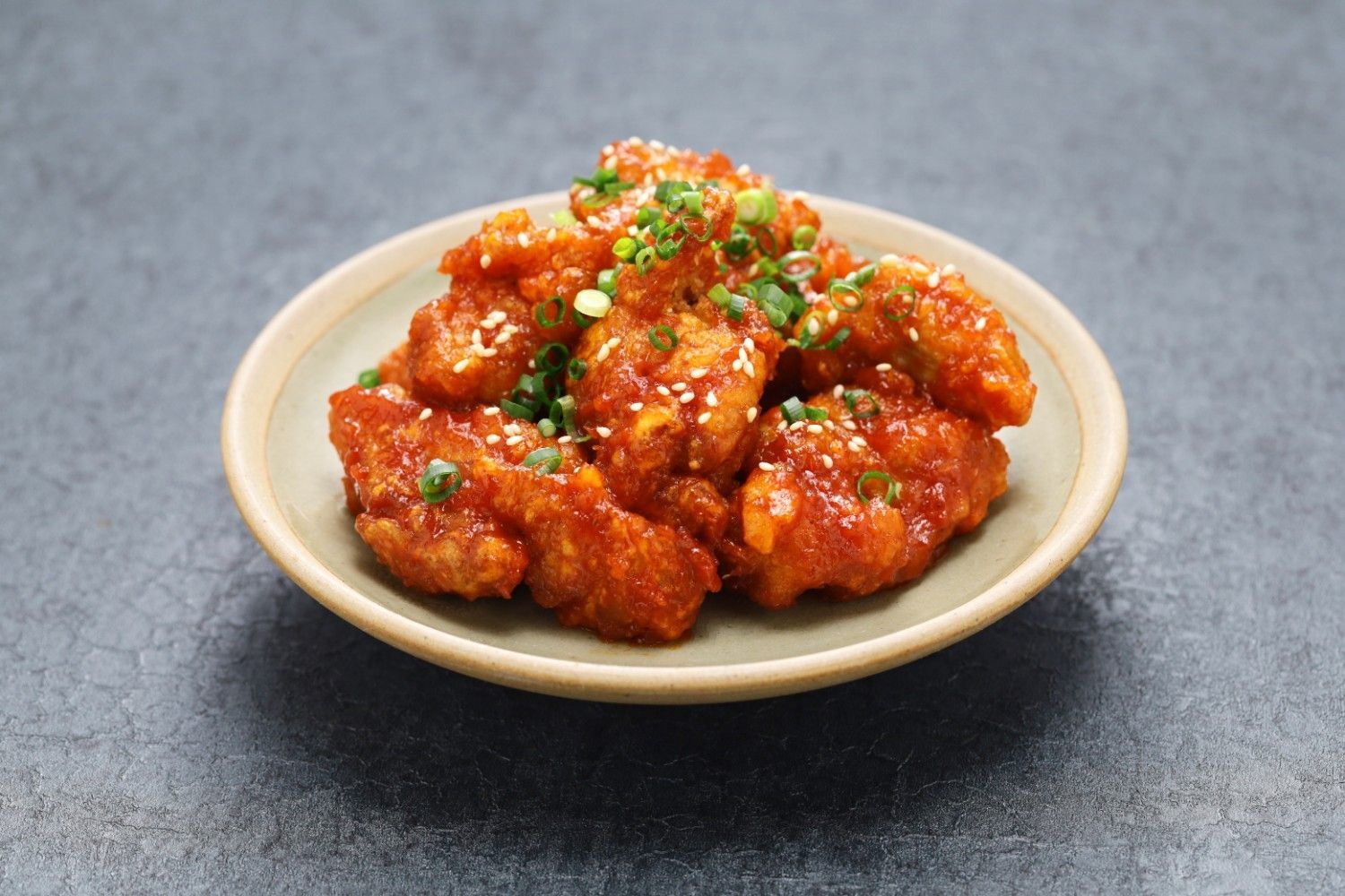달콤하고 매콤한 맛으로 사랑받는 한국식 양념치킨. / 셔터스톡