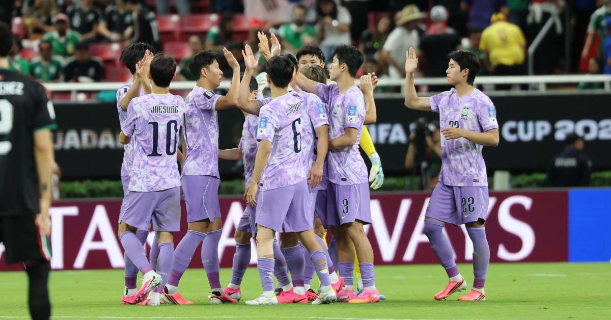 대한민국 축구국가대표팀 선수들이 지난 19일 멕시코 과달라하라 스타디움에서 2026 북중미 월드컵 A조 조별리그 2차전 대한민국과 멕시코의 경기 전반전을 마친 뒤 하이파이브를 하고 있다. / 뉴스1