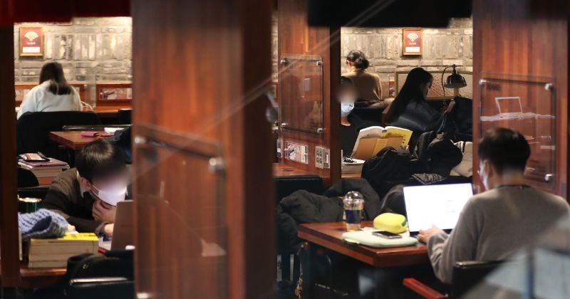 스터디카페에서 학생들이 공부를 하고 있다 / 셔터스톡