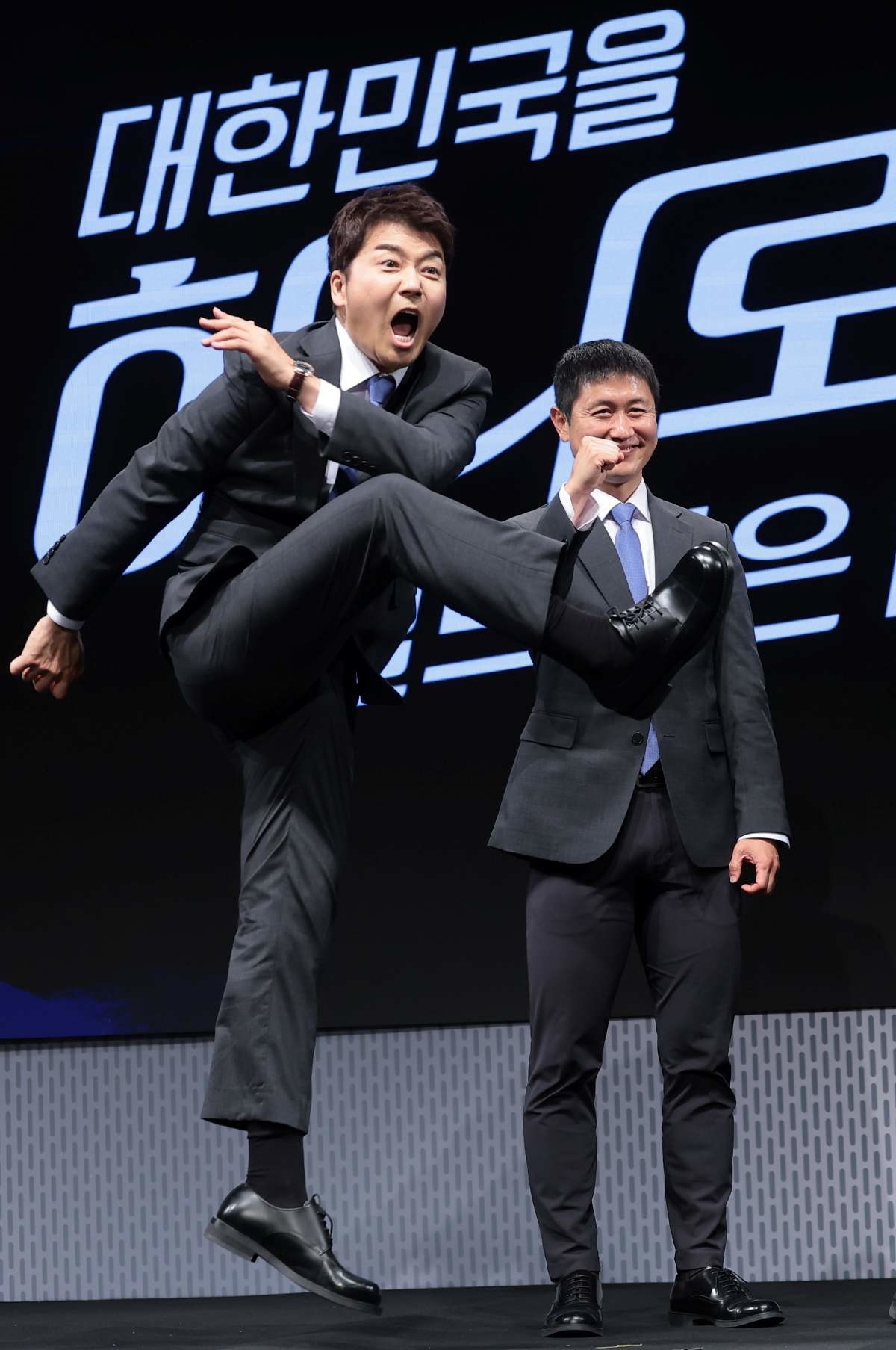 캐스터 전현무가 지난 2일 서울 여의도 KBS 아트홀에서 열린 'KBS 2026 FIFA 북중미 월드컵' 제작발표회에 참석해 이영표 해설위원 옆에서 골 세리머니를 선보이고 있다.  / 뉴스1