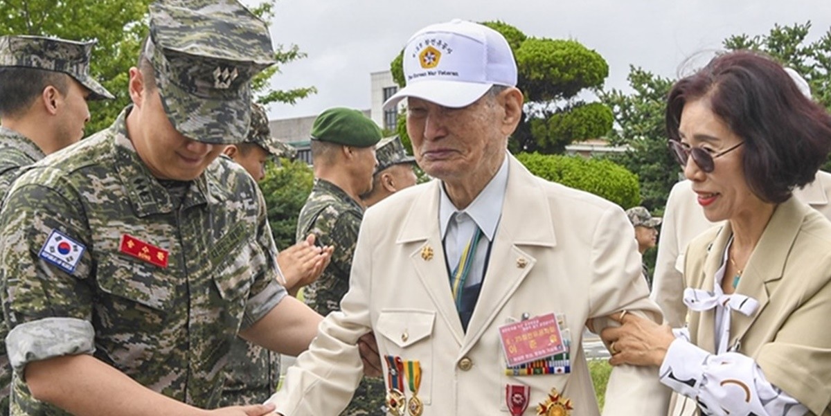 해병대 장병들이 6.25 전쟁 참전 선배 전우들을 안내하고 있다