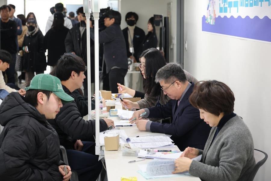 포항시가 지난 3월5일부터 6일까지 진행한 ‘2026년 포항형 천원주택’ 예비입주자 모집 창구 모습