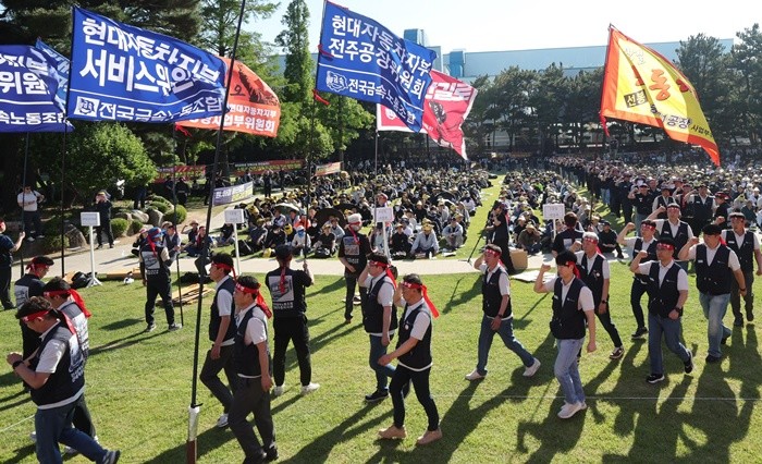 현대자동차 노조 조합원들이 13일 울산공장 본관 앞에서 '2026년 단체교섭 완전 승리를 위한 출정식'을 하고 있다. 2026.5.13/뉴스1