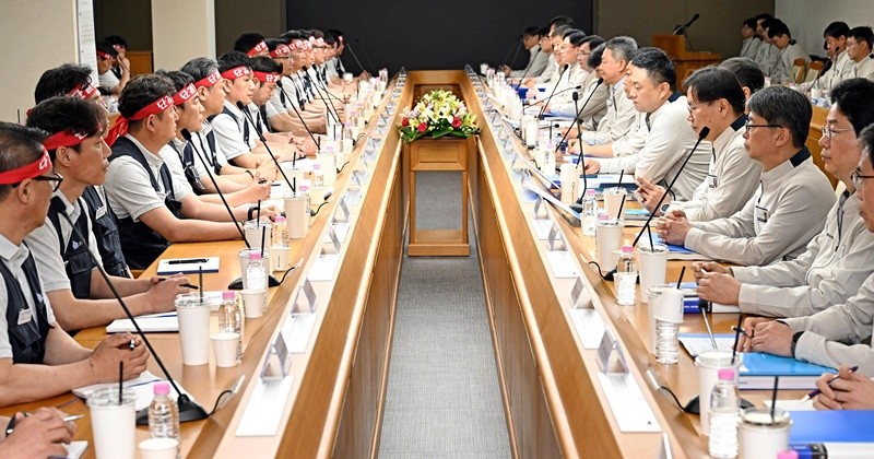 현대자동차 노사 관계자들이 6일 현대차 울산공장 본관 동행룸에서 2026년 임금협상 상견례를 하고 있다. 이날 상견례에는 최영일 현대차 대표이사, 박상만 전국금속노조위원장, 이종철 현대차지부 지부장를 비롯한 노사 교섭 대표 등 60여 명이 참석했다. (현대차 제공. 재판매 및 DB 금지) 2026.5.6/뉴스1