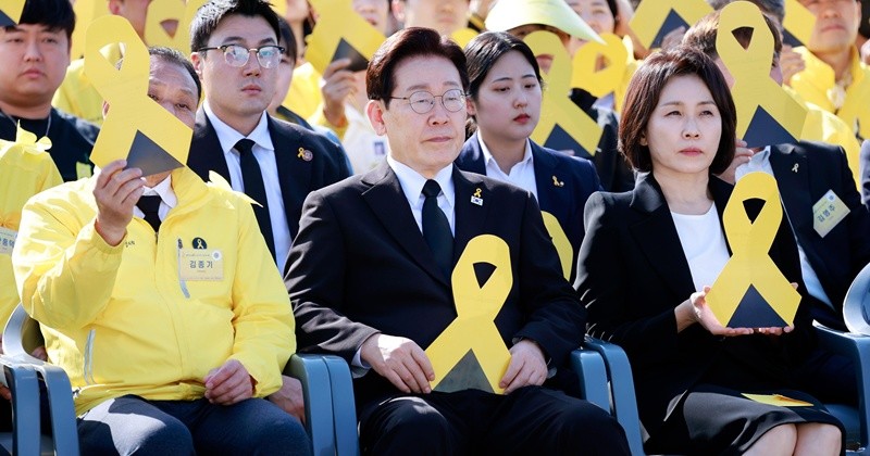 이재명 대통령과 김혜경 여사가 16일 경기 안산 단원구 화랑유원지에서 열린 세월호 참사 12주기 기억식에서 노란 리본 피켓을 들고 있다. (청와대통신사진기자단) 2026.4.16/뉴스1