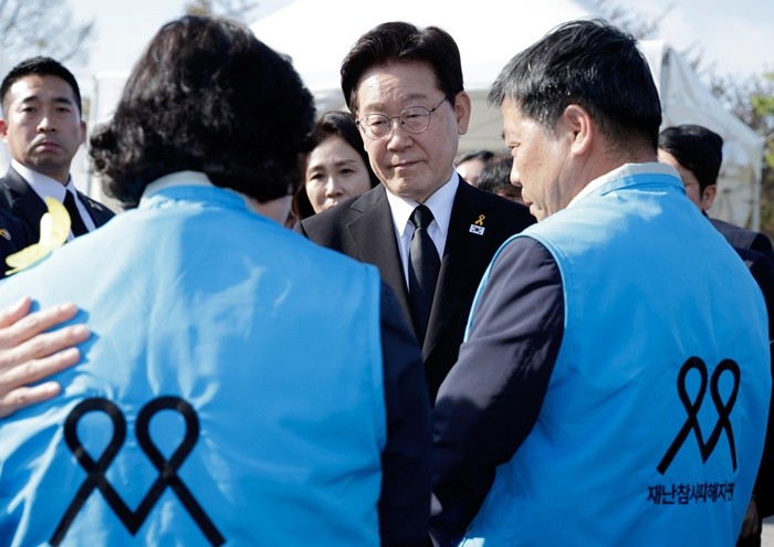 이재명 대통령이 16일 경기 안산 단원구 화랑유원지에서 열린 세월호 참사 12주기 기억식을 마친 뒤 재난참사피해자연대를 위로하고 있다. (청와대통신사진기자단) 2026.4.16/뉴스1