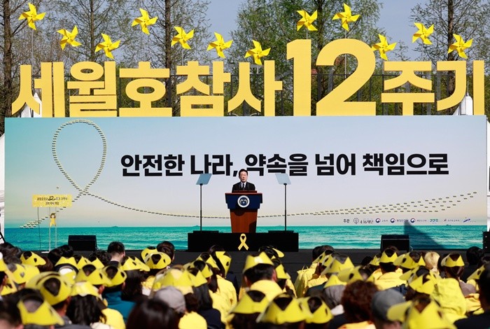 이재명 대통령이 16일 경기 안산 단원구 화랑유원지에서 열린 세월호 참사 12주기 기억식에서 추도사를 하고 있다. (청와대통신사진기자단) 2026.4.16/뉴스1