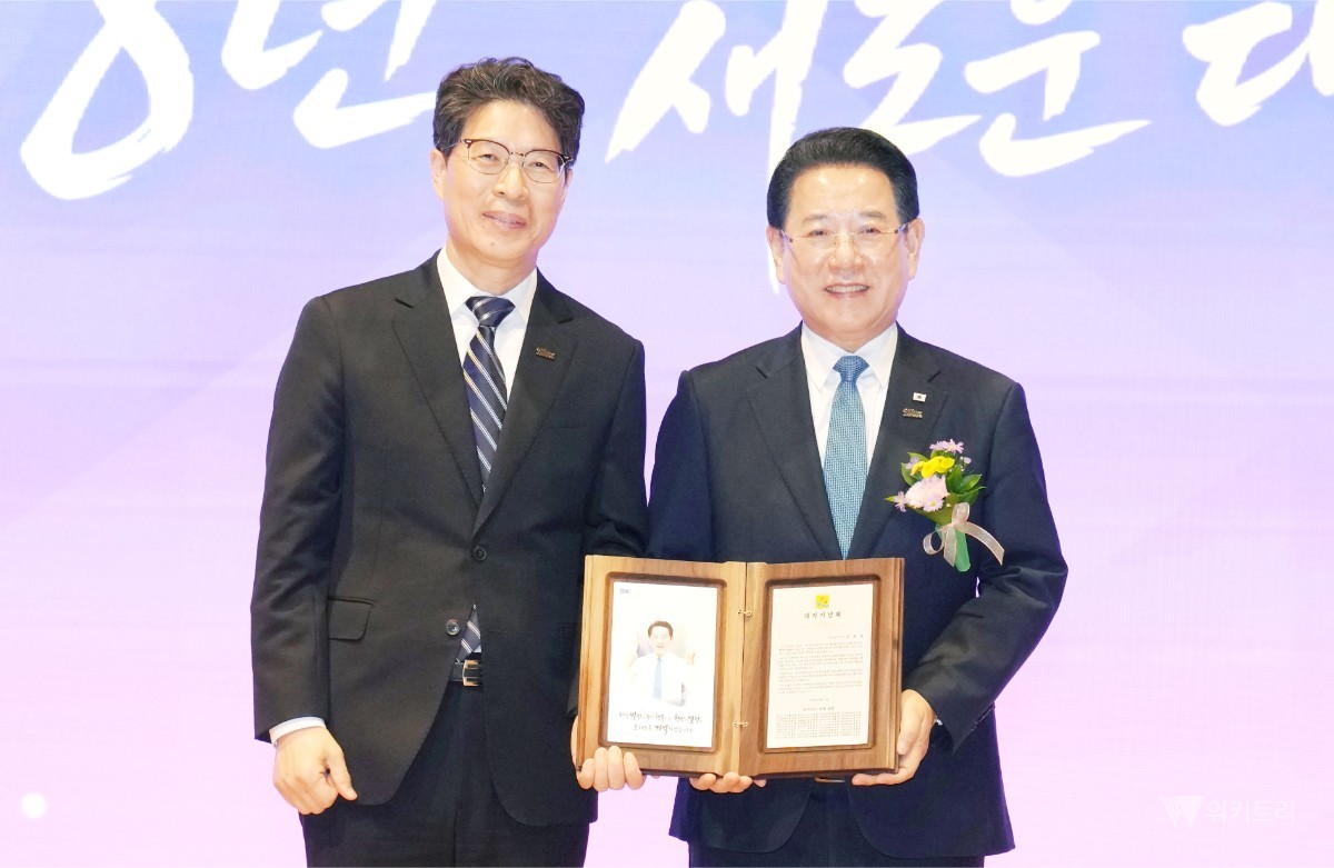 김영록 전라남도지사가 24일 도청 김대중강당에서 열린 ‘제38·39대 전라남도지사 이임식’에서 도청 직원을 대표 황기연 전라남도 행정부지사로부터 재직기념패를 전달받고 기념촬영을 하고 있다. / 전남도