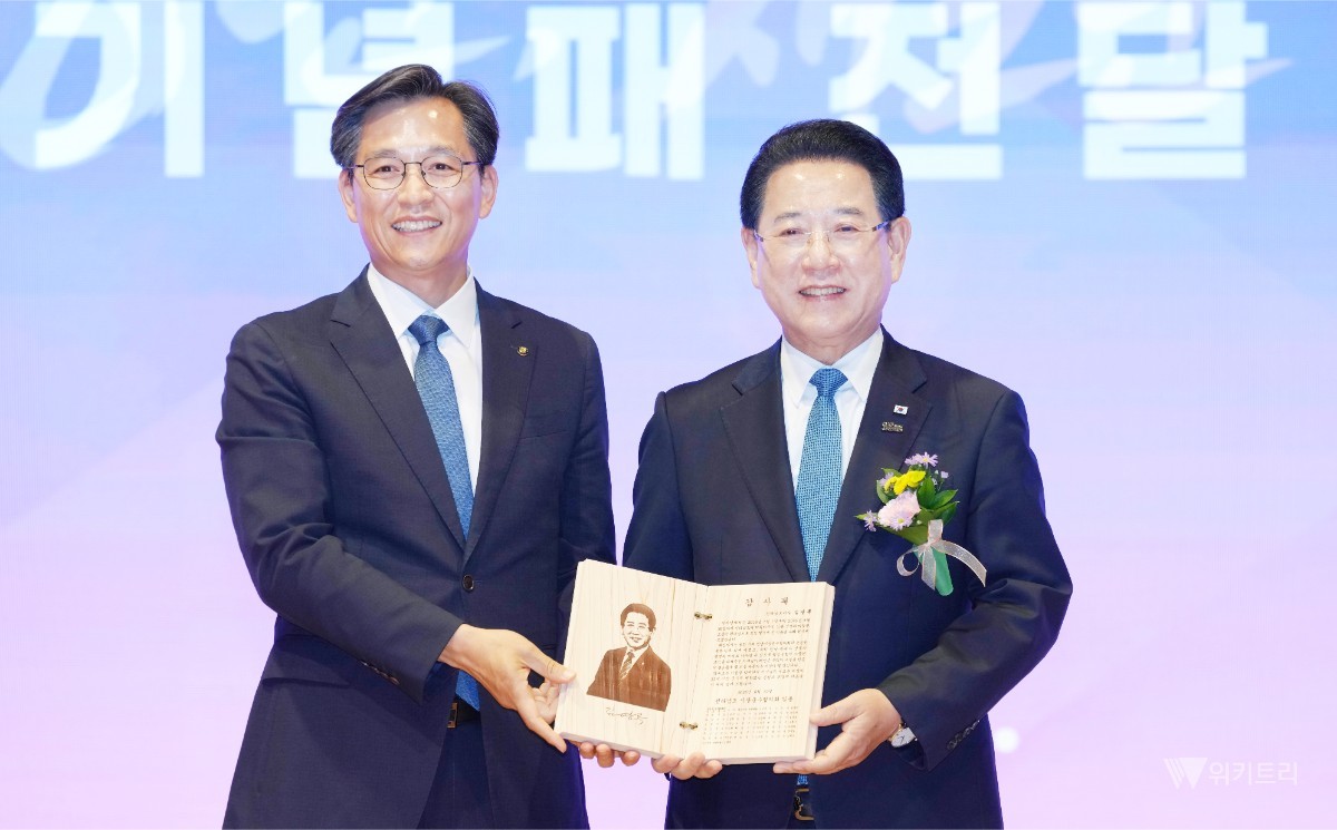 김영록 전라남도지사가 24일 도청 김대중강당에서 열린 ‘제38·39대 전라남도지사 이임식’에서 민선 7·8기 기록집, 사진첩 등을 전달받고 기념촬영을 하고 있다. / 전남도