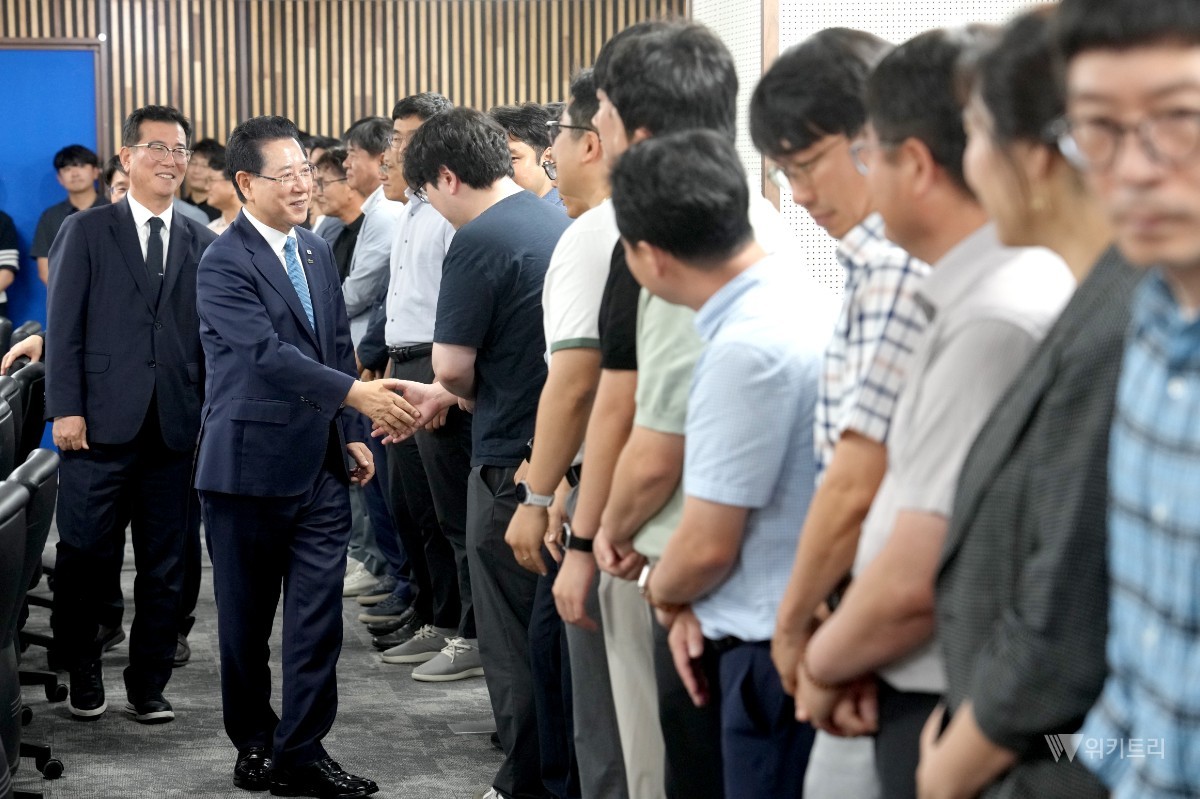 김영록 전라남도지사가 24일 전남도청 김대중강당에서 이임식을 마치고 각 실·국을 방문, 직원들과 인사를 나누고 격려를 하고 있다.   / 전남도