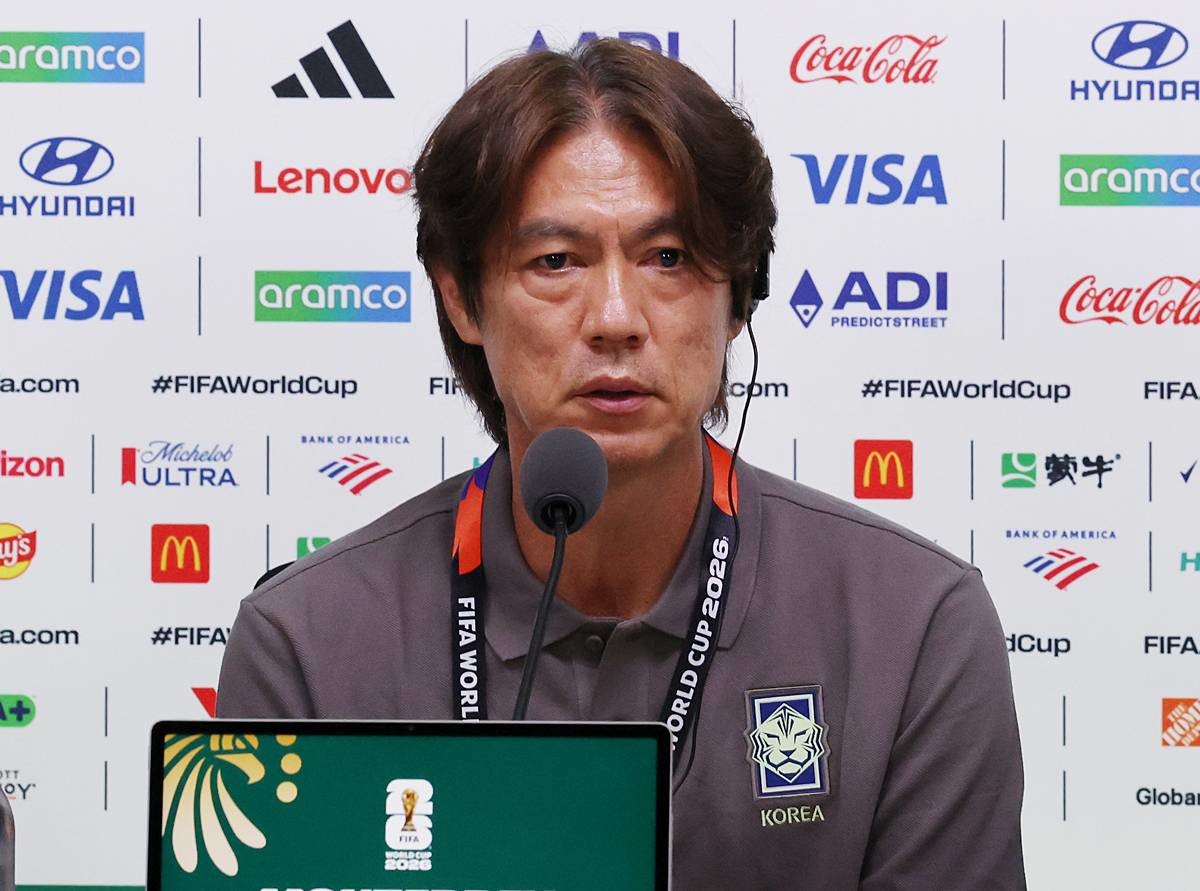 홍명보 대한민국 축구대표팀 감독이 지난 23일(현지시간) 멕시코 누에보 레온주 몬테레이 스타디움에서 열린 대한민국 공식 기자회견에서 취재진의 질문에 답하고 있다. 대한민국 축구대표팀은 25일(한국시간) 오전 10시 멕시코 몬테레이 스타디움에서 남아공을 상대로 2026 북중미 월드컵 조별리그 A조 3차전을 갖는다 / 뉴스1