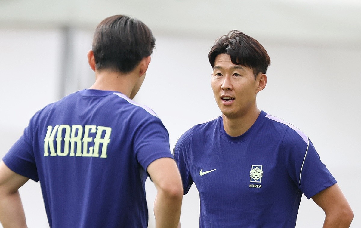 한국 축구대표팀 주장 손흥민이 멕시코 과달라하라 인근 사포판 치바스 바예 베르데 훈련장에서 훈련에 매진하고 있다. 기사 이해를 돕기 위한 자료 사진. 홍명보 감독이 이끄는 대한민국 축구대표팀은 25일 오전 10시(한국 시각) 멕시코 과달루페의 몬테레이 스타디움에서 남아공과 이번 월드컵 A조 조별리그 마지막 경기를 치른다.      / 뉴스1