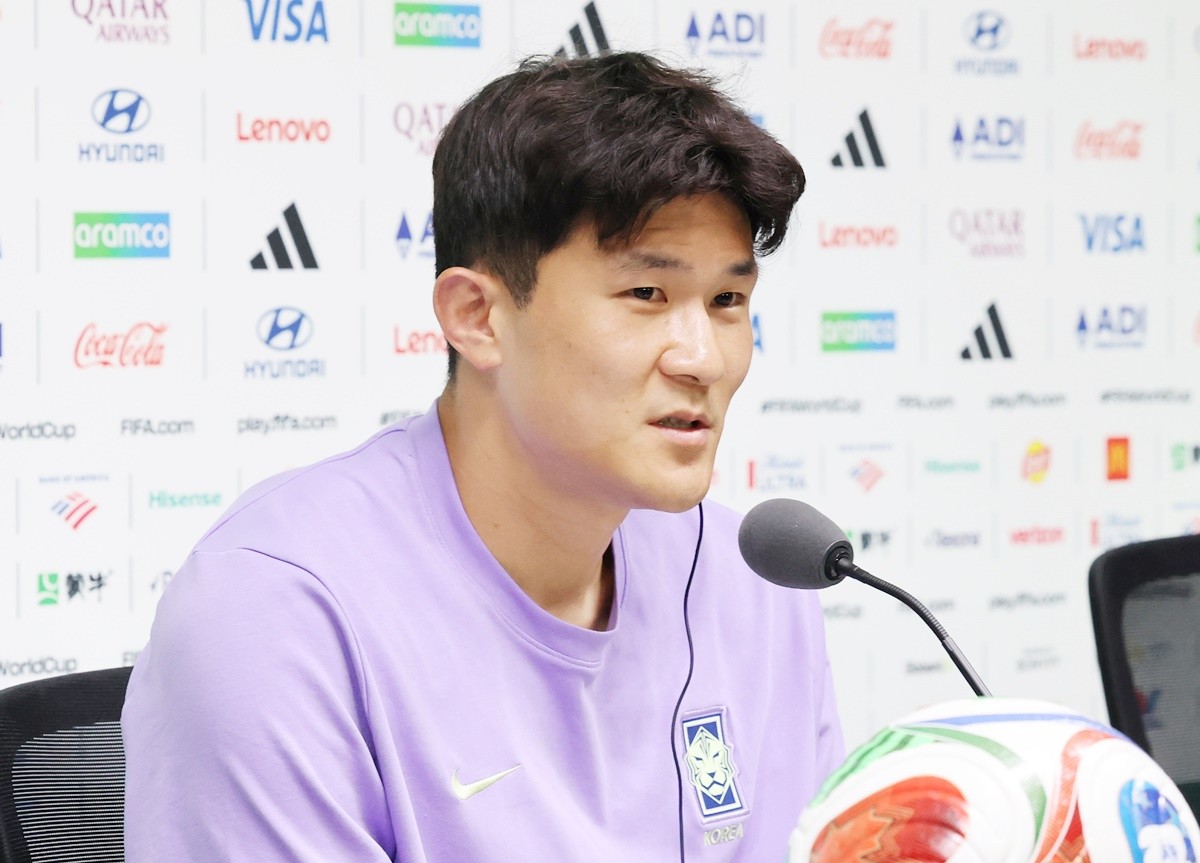 대한민국 축구대표팀 김민재가 23일(현지 시각) 멕시코 누에보 레온주 몬테레이 스타디움에서 열린 대한민국 공식 기자회견에서 취재진 질문에 답하고 있다. 기사 이해를 돕기 위한 자료 사진. 홍명보 감독이 이끄는 대한민국 축구대표팀은 25일 오전 10시(한국 시각) 멕시코 과달루페의 몬테레이 스타디움에서 남아공과 이번 월드컵 A조 조별리그 마지막 경기를 치른다.      / 뉴스1