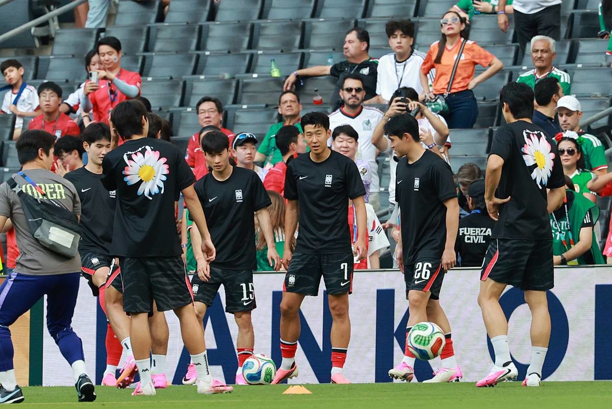 대한민국 축구국가대표팀 손흥민이 24일(현지시간) 멕시코 몬테레이 스타디움에서 열린 2026 북중미 월드컵 A조 조별리그 3차전 대한민국과 남아프리카 공화국의 경기에 앞서 선수들과 몸을 풀고 있다. 주장 손흥민은 선발 명단에서 제외 됐다 / 뉴스1