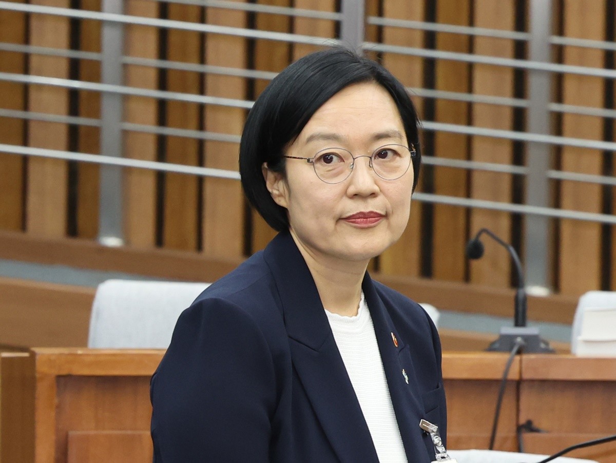 한성숙 국무총리 후보자가 25일 서울 여의도 국회에서 열린 인사청문회에 출석하고 있다.     한성숙 후보자는 '국민의 행복을 위해 일에만 집중해서 성과를 내는 총리가 되겠다'라고 밝혔다. 네이버 CEO 출신인 한성숙 후보자는 25일 오전 서울 여의도 국회에서 열린 인사청문회에서 '과감한 인공지능(AI) 대전환을 통해 경제 구조의 전환을 이끌어내고 미래 세대의 성장을 돕고 사회적 약자를 위한 따뜻한 울타리를 만드는 데 총력을 다하겠다'라며 이렇게 말했다.     / 뉴스1