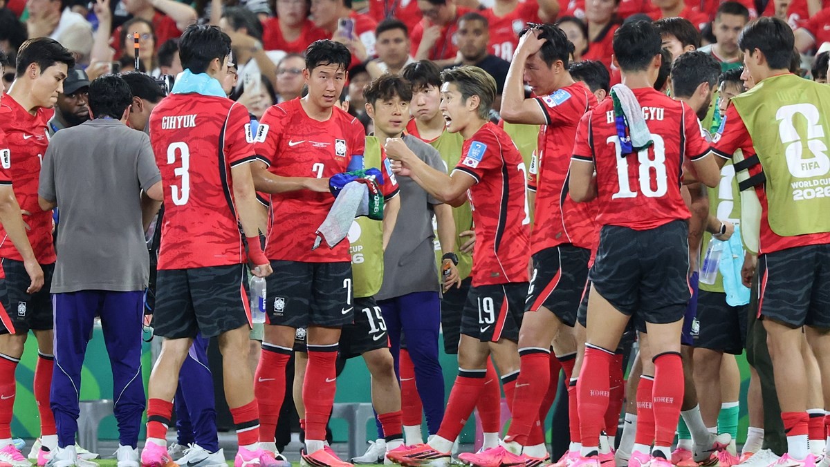 대한민국 축구국가대표팀 손흥민을 비롯한 선수들이 25일 멕시코 몬테레이 스타디움에서 열린 2026 북중미 월드컵 A조 조별리그 3차전 대한민국과 남아프리카 공화국의 경기에서 후반전 하이드레이션 브레이크 시간을 갖고 있다. / 뉴스1
