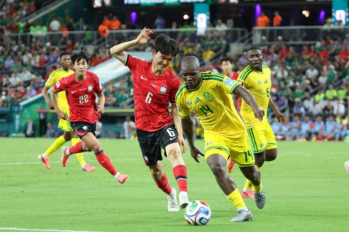 대한민국 축구국가대표팀 황인범이 25일 멕시코 몬테레이 스타디움에서 열린 2026 북중미 월드컵 A조 조별리그 3차전 대한민국과 남아프리카 공화국의 경기에서 남아공 음베케젤리 음보카지와 승부를 펼치고 있다. / 뉴스1