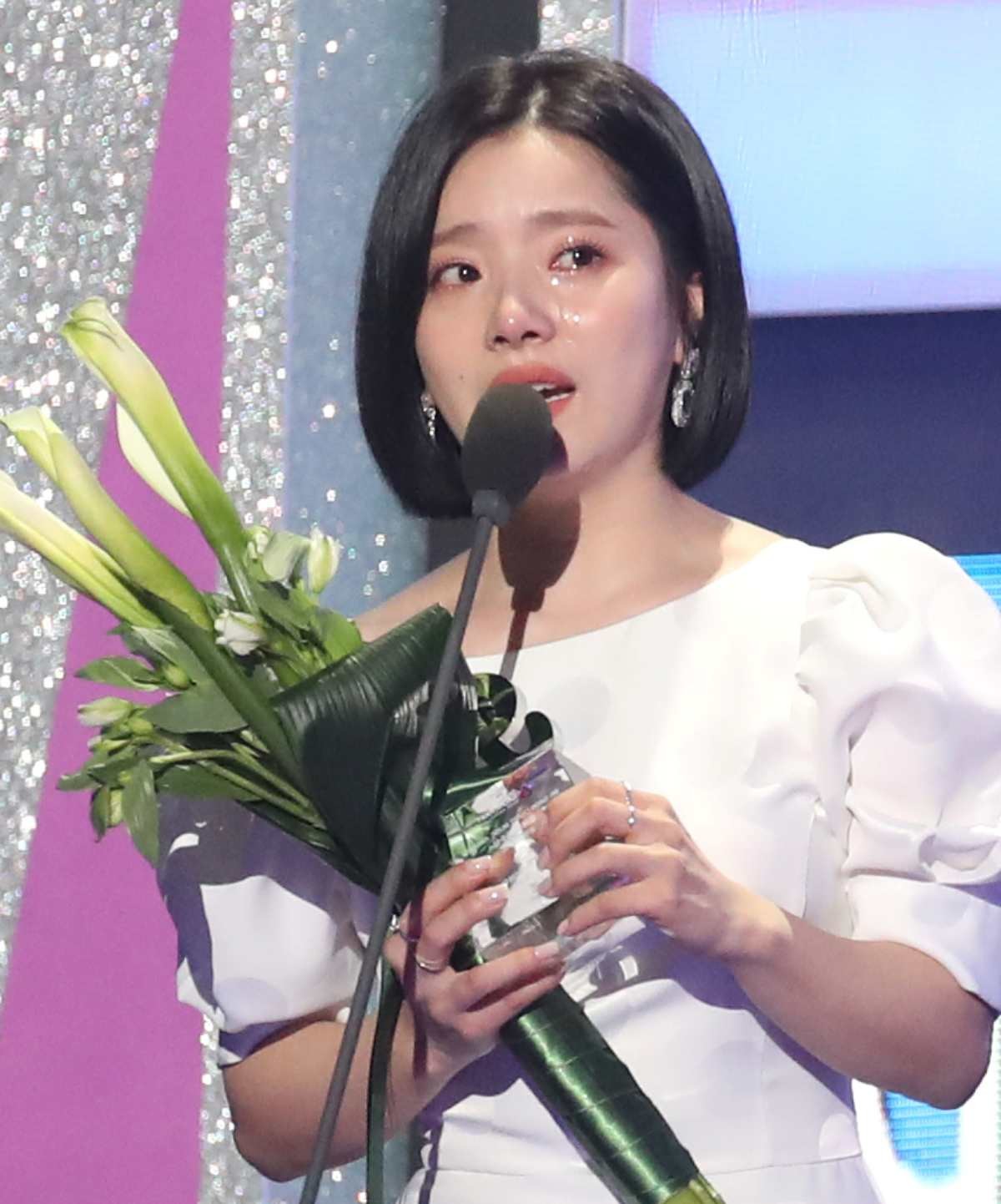 ‘제9회 가온차트 뮤직어워즈’ 벤 눈물의 수상 모습. / 뉴스1