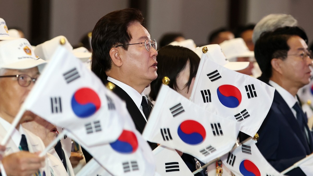 이재명 대통령이 25일 경기 수원시 영통구 수원컨벤션센터에서 열린 6·25 전쟁 제76주년 기념식에서 태극기를 흔들며 6·25 기념 노래를 제창하고 있다. / 뉴스1