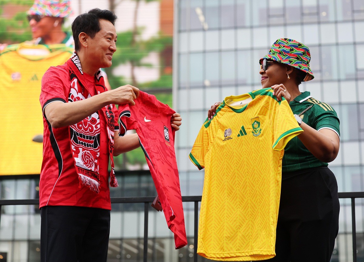 오세훈 서울시장이 25일 서울 종로구 광화문광장에서 열린 2026 국제축구연맹(FIFA) 북중미월드컵 A조 조별리그 3차전 대한민국과 남아프리카공화국의 경기 거리응원에서 음쿠쿠 주한남아공대사와 유니폼을 교환하고 있다. / 뉴스1