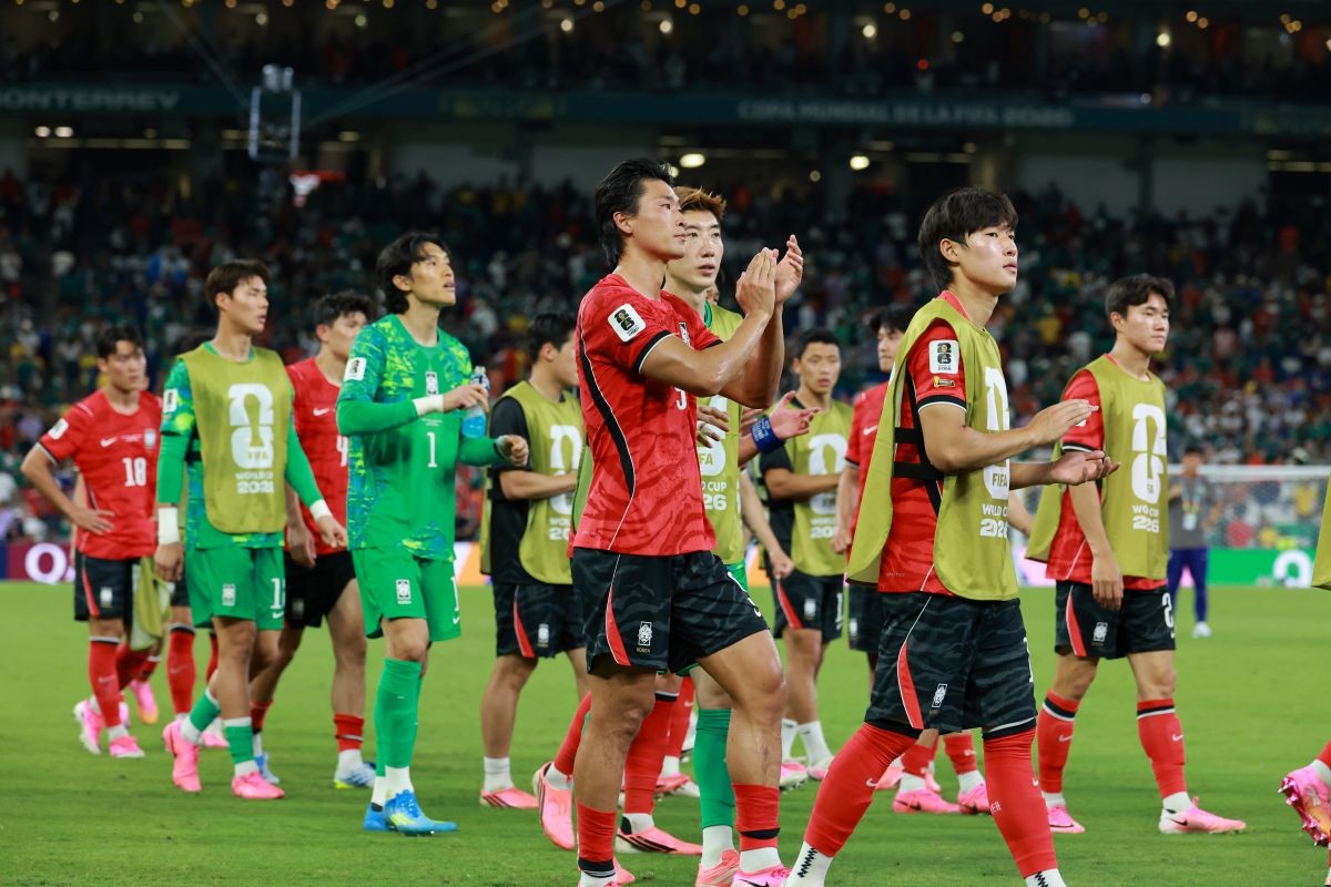 남아공에게 진 이후 아쉬워하는 한국 축구국가대표 선수들. / 뉴스1