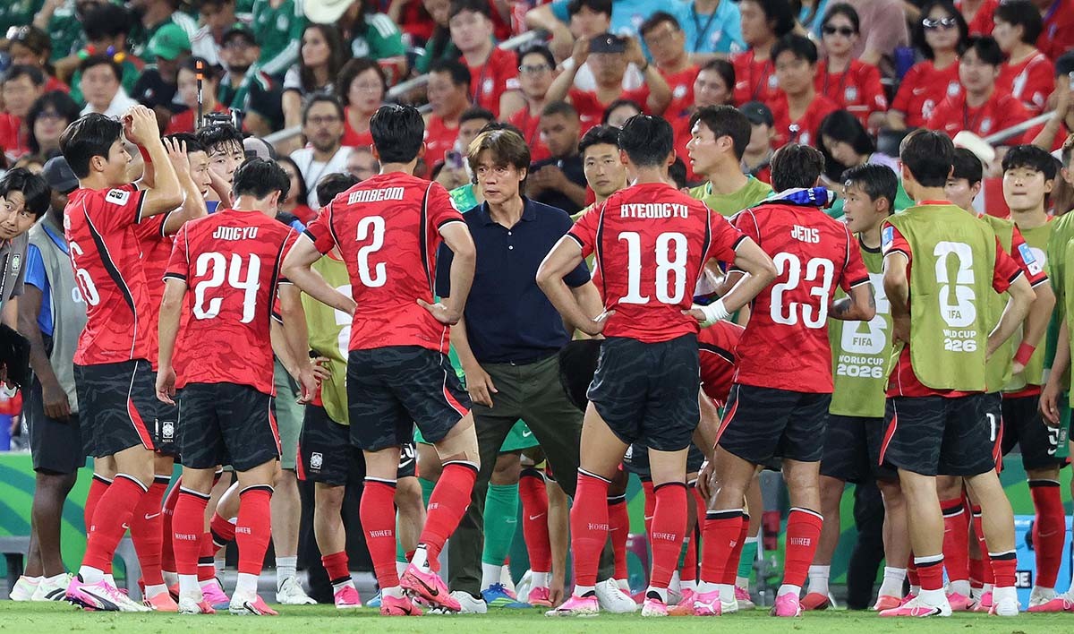 대한민국 축구국가대표팀 홍명보 감독이 25일 멕시코 몬테레이 스타디움에서 열린 2026 북중미 월드컵 A조 조별리그 3차전 대한민국과 남아프리카 공화국의 경기 중 하이드레이션브레이크 시간에 선수들에게 작전을 지시하고 있다. / 뉴스1