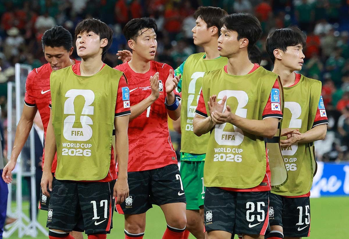 대한민국 축구국가대표팀 손흥민을 비롯한 선수들이 25일 멕시코 몬테레이 스타디움에서 열린 2026 북중미 월드컵 A조 조별리그 3차전 대한민국과 남아프리카 공화국의 경기에서 0대 1로 패배한 후 아쉬워하고 있다. / 뉴스1