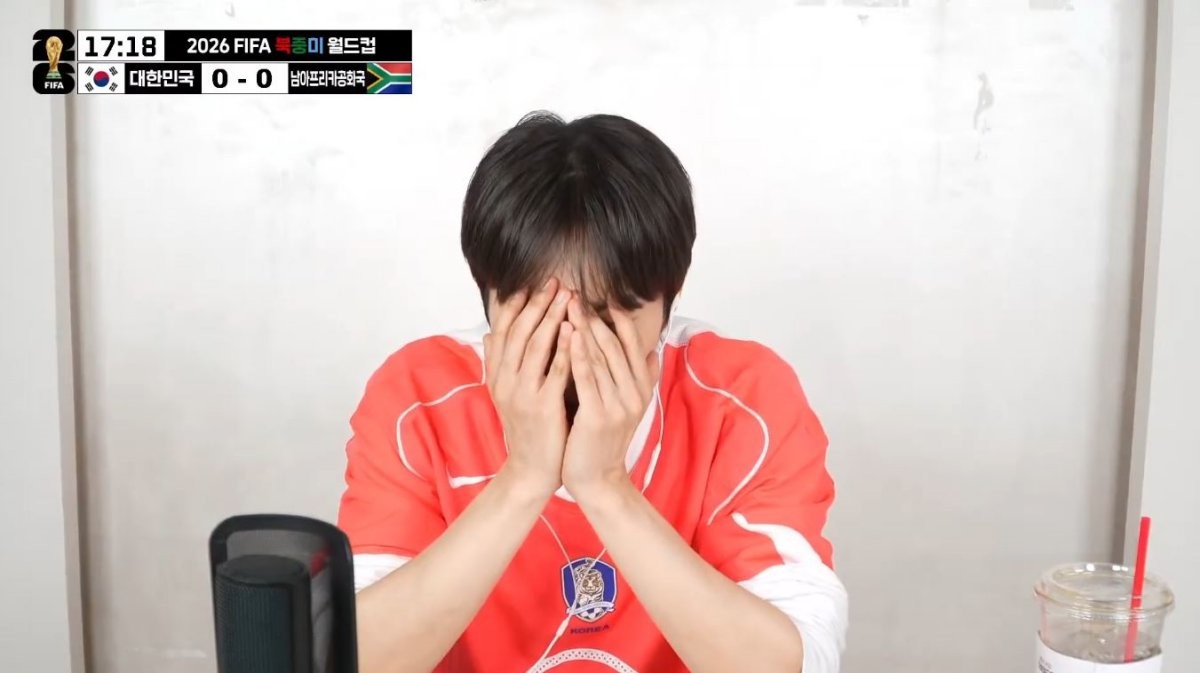 대한민국-남아프리카공화국 월드컵 경기를 보며 라이브 방송을 하고 있는 그룹 하이라이트 멤버 겸 배우 윤두준. / 유튜브 'OFFICIAL HIGHLIGHT'
