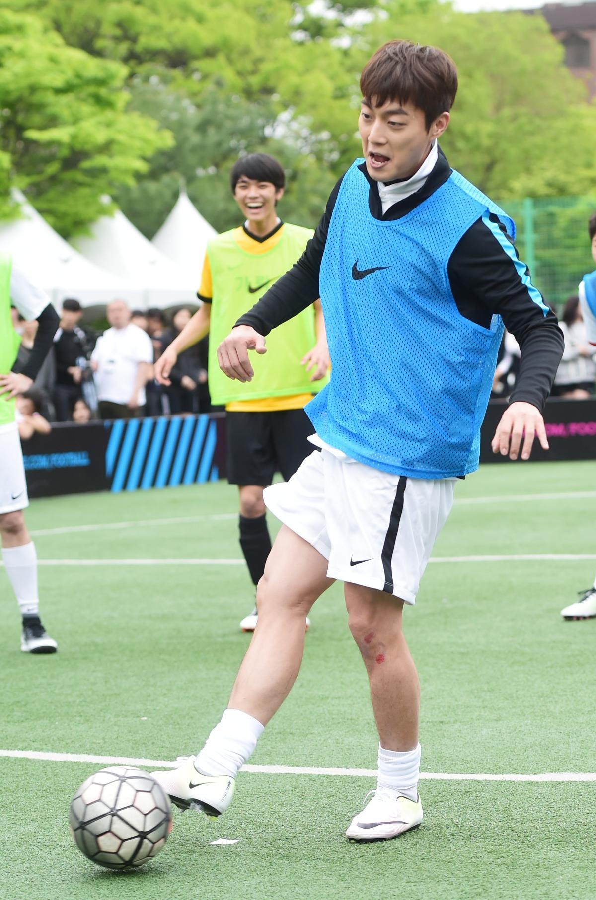 축구를 하고 있는 윤두준. / 뉴스1