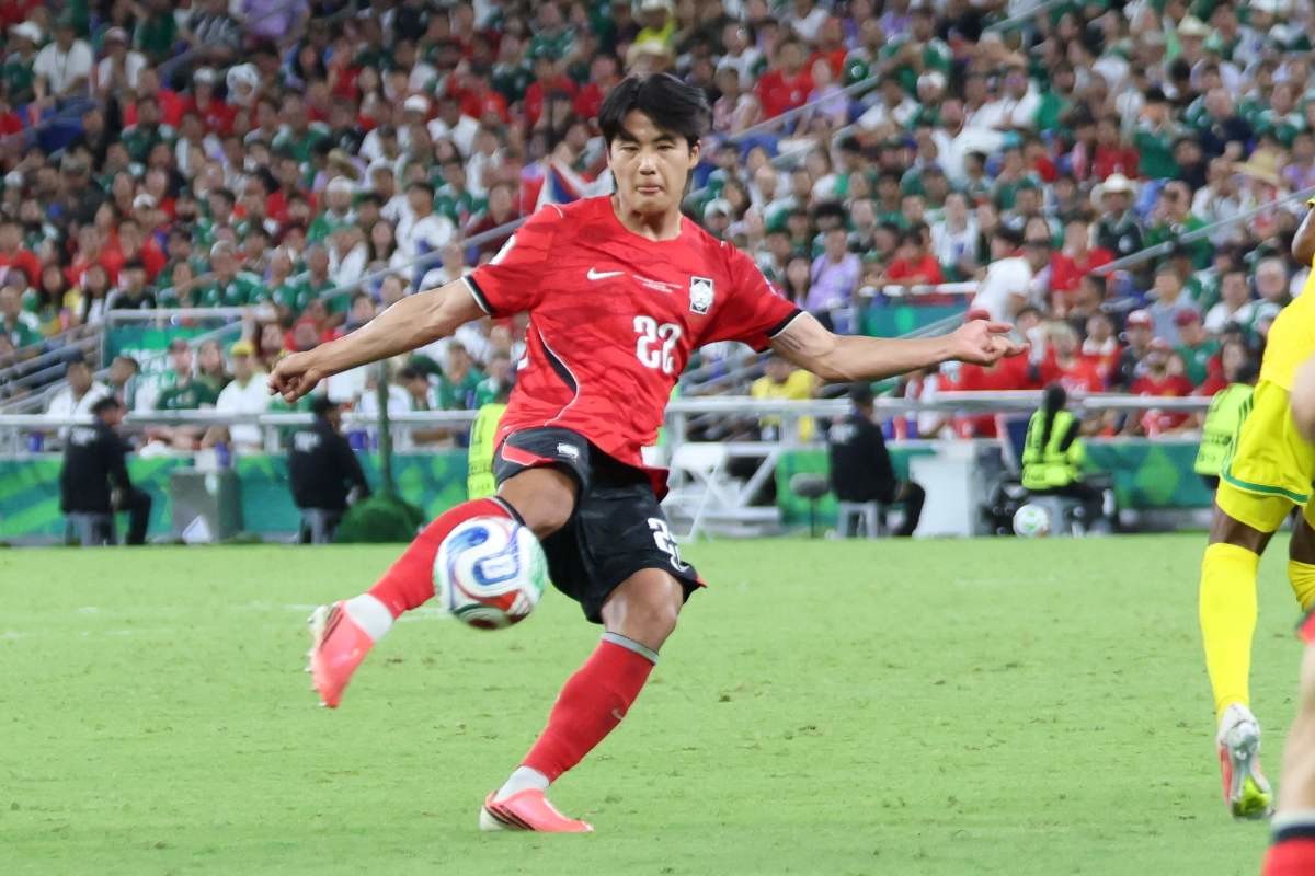 대한민국 축구국가대표팀 설영우가 25일 멕시코 몬테레이 스타디움에서 열린 2026 북중미 월드컵 A조 조별리그 3차전 대한민국과 남아프리카 공화국의 경기에서 후반 전 슛을 하고 있다.  / 뉴스1